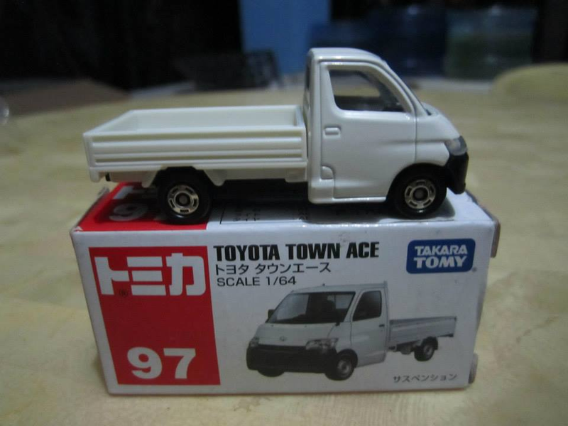Illustration for article titled Tomica Diecast Haul (20 cars)